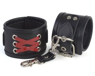 Кожаные наручники с декоративной лаковой шнуровкой от Sitabella