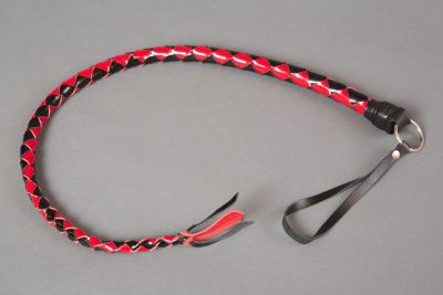 Однохвостая плеть из чёрно-красной лакированной кожи - 60 см. от Подиум