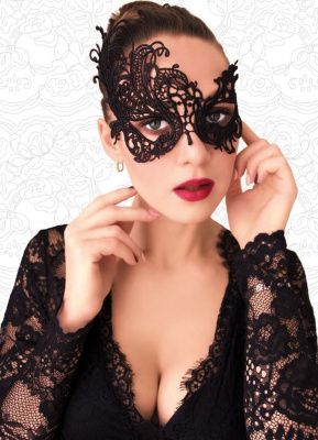 Ажурная асимметричная маска чёрного цвета от FlirtOn
