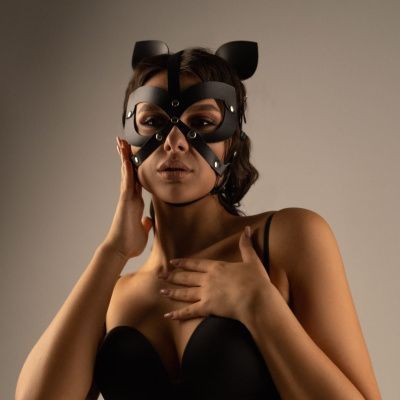 Черная кожаная маска-шлем с маленькими ушками от Crazy Handmade