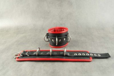 Чёрные обернутые наручники с 3 сварными D-кольцами и красным подкладом от Beastly