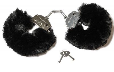Дерзкие наручники с пушистым черным мехом от Le Frivole
