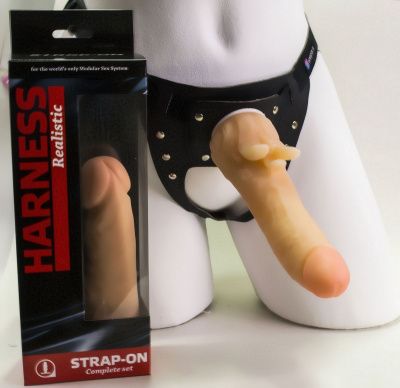 Телесный страпон с клиторальными лепестками - 18,5 см. от LOVETOY (А-Полимер)
