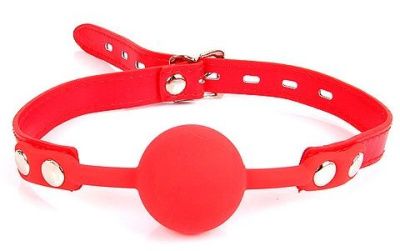 Красный силиконовый кляп-шарик на регулируемом ремешке от Bior toys