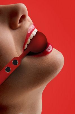 Красный силиконовый кляп-шарик Silicone Ball Gag с заклепками от Shots Media BV