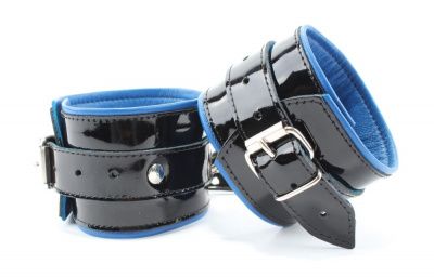 Чёрные лаковые наручники с синим подкладом от БДСМ Арсенал
