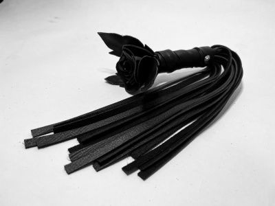Черная кожаная плеть с лаковой розой в рукояти - 40 см. от БДСМ Арсенал