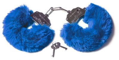 Шикарные синие меховые наручники с ключиками от Le Frivole
