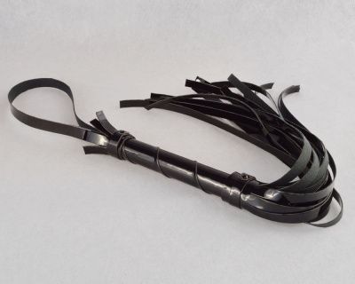 Черная лаковая плеть-флогер - 40 см. от Sitabella