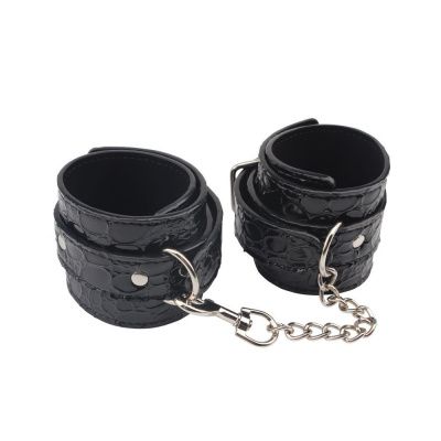 Черные оковы на карабине Be good Ankle Cuffs от Chisa