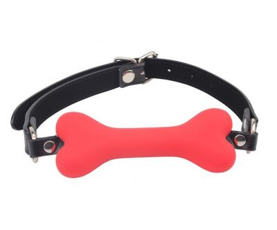 Красный силиконовый кляп-косточка на черном ремешке Doggie Bone Bit Gag от Chisa