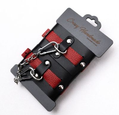 Черно-красные кожаные наручники на металлической сцепке от Crazy Handmade